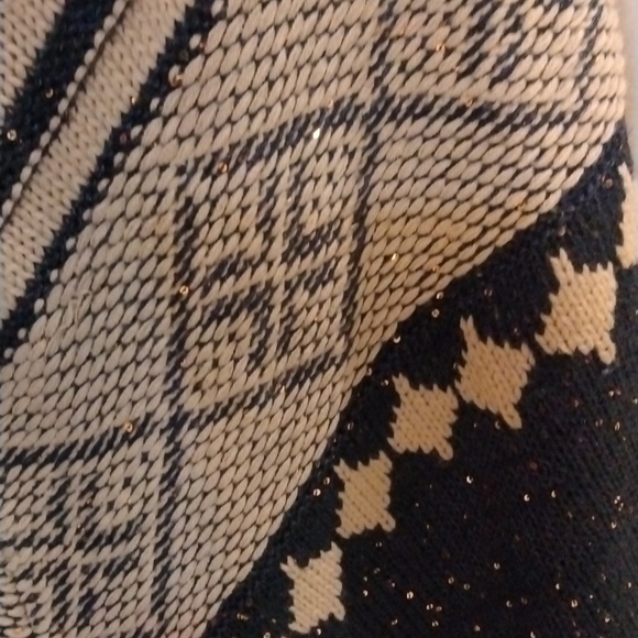 Woolen Poncho with sequence design - Picture 3 of 4